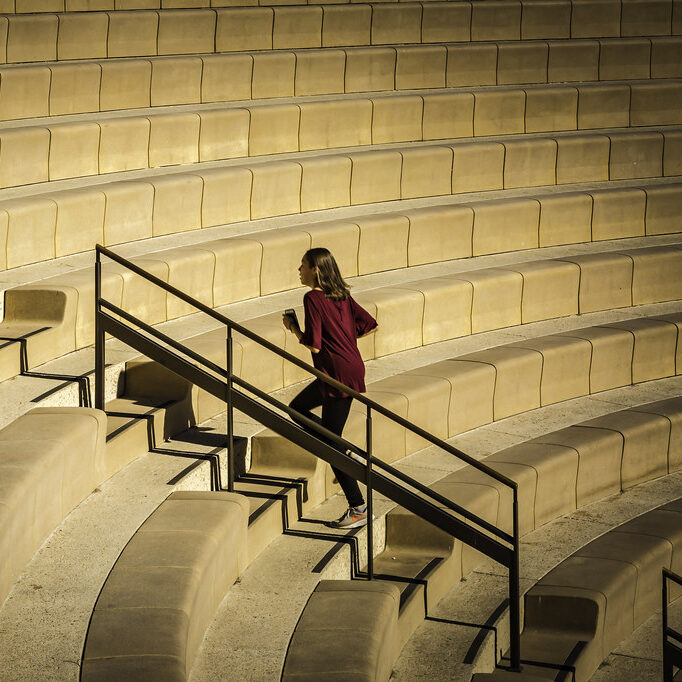 Anglestone expertises coaching femme sportive monte escaliers