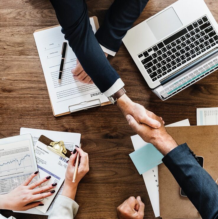 Anglestone coaching consulting training expertises vente et strategie IT trois personnes serrent main